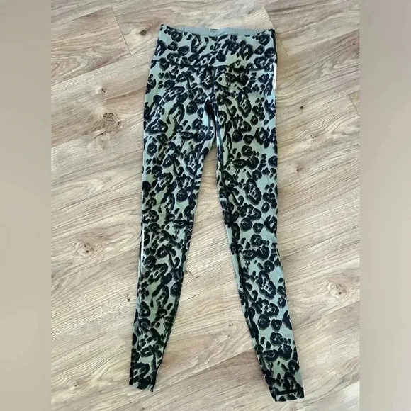 - Victoria sport ocelot green leggings - Picture 1 of 3